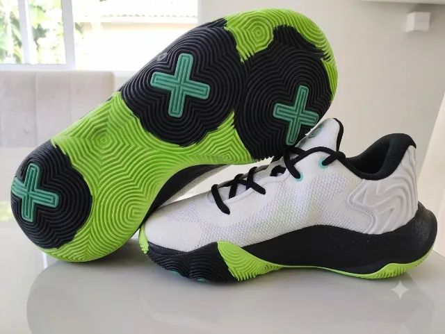 Tênis Under Armour Buzzer branco com detalhes em verde limão e preto - Foto 4