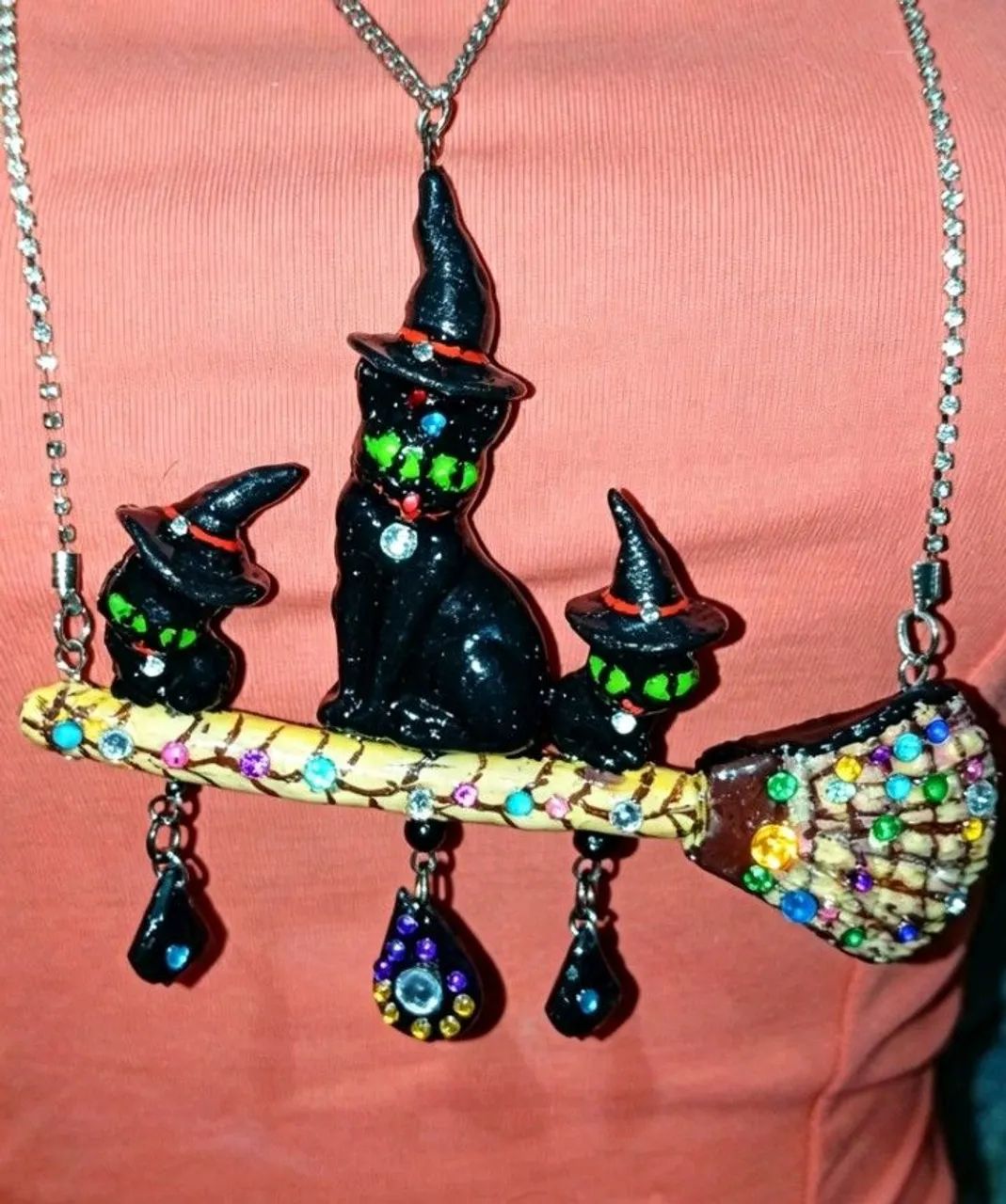 Pingente Salém gotico 3 gatos com chapéu de bruxa  e corrente de Extras . - Foto 4