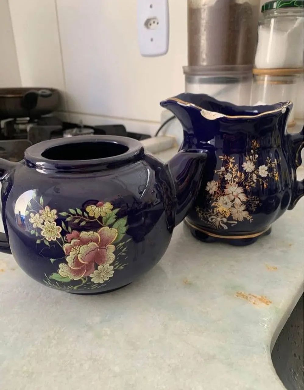 Bule e leiteira de porcelanas antigas  - Foto 2