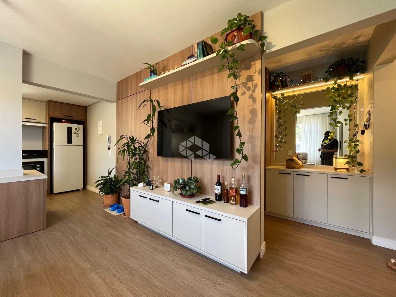 APARTAMENTO MOBILIADO E REFORMADO À VENDA NO CENTRO DE FLORIANÓPOLIS COM 2 QUARTOS E VISTA