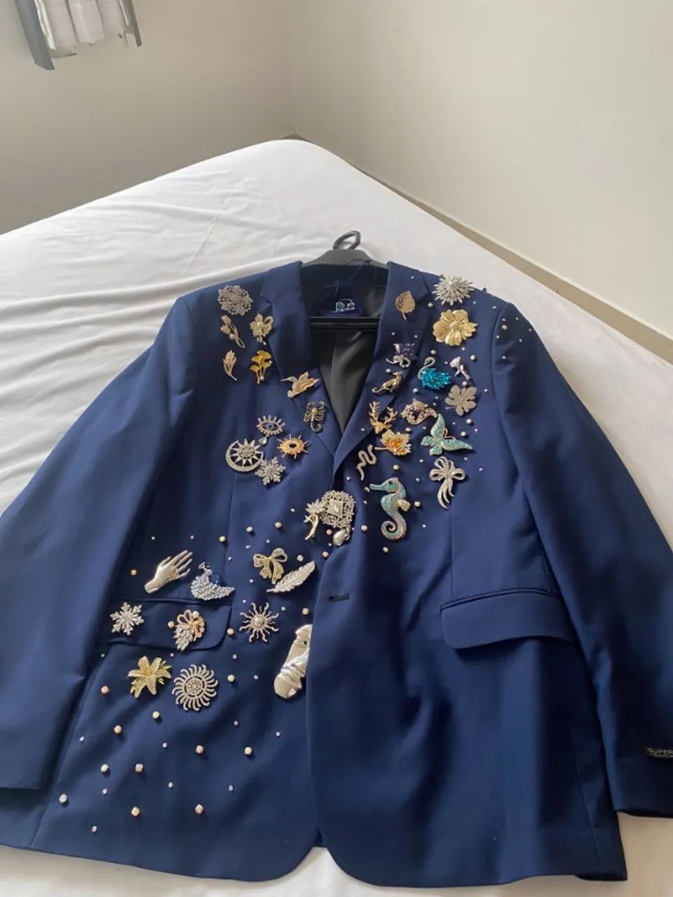 Blazer azul royal customizado peça única com broches e brilhos - Foto 2