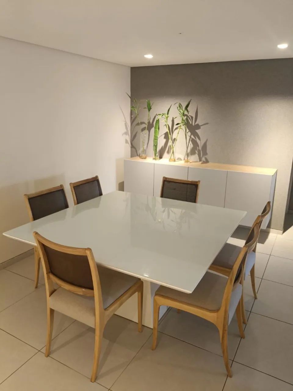 Mesa quadrada com tampo de vidro