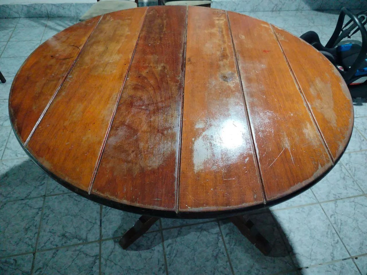Mesa redonda de madeira 1,1565153864594179122