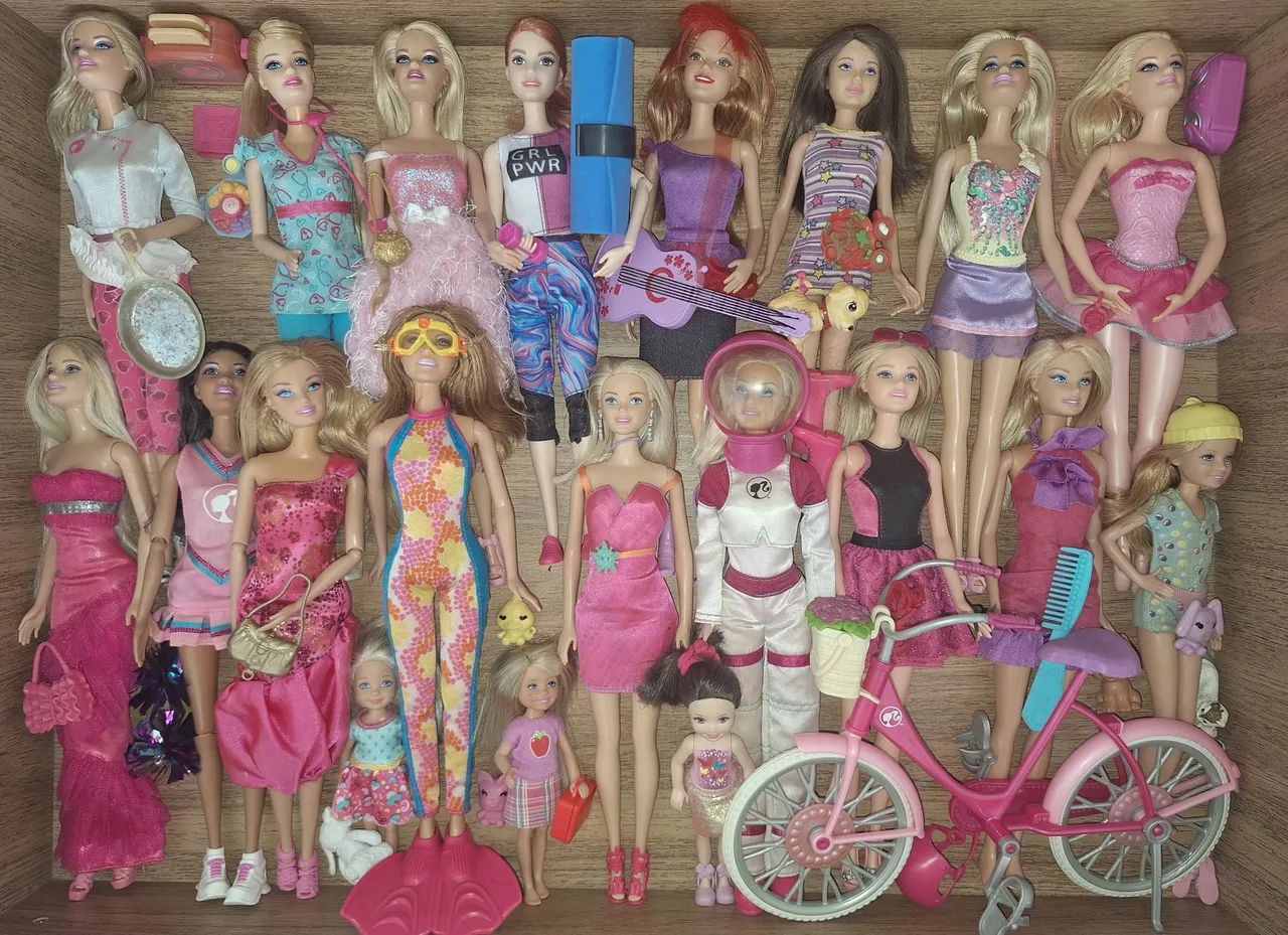 20 BONECAS da COLEÇÃO BARBIE e uma BICICLETA