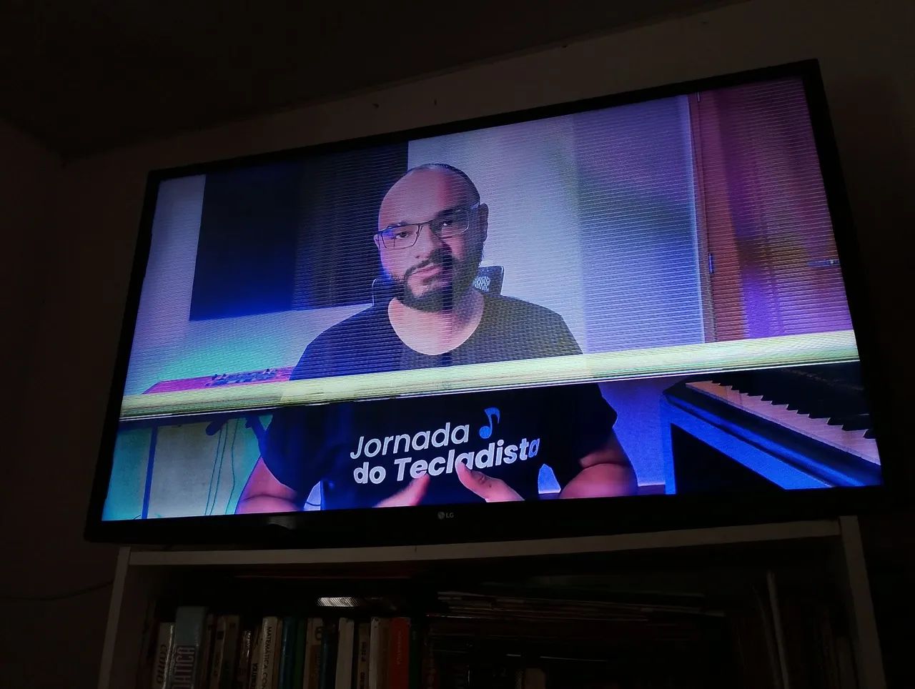 Vendo Tv LG 43 polegadas, com uma lista na tela que aparece e desaparece 
