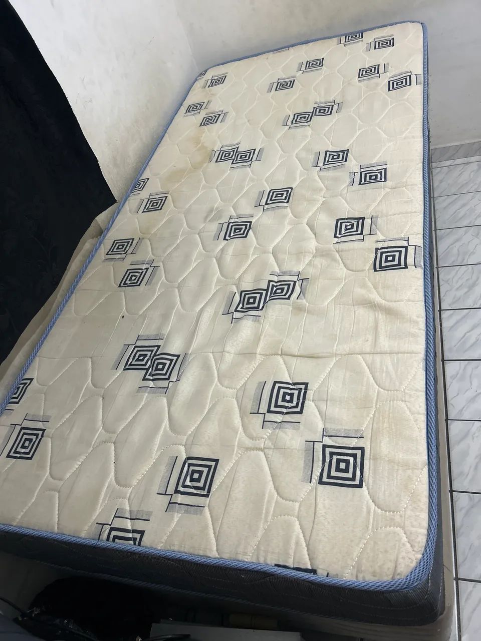 Vende-se cama de solteirão