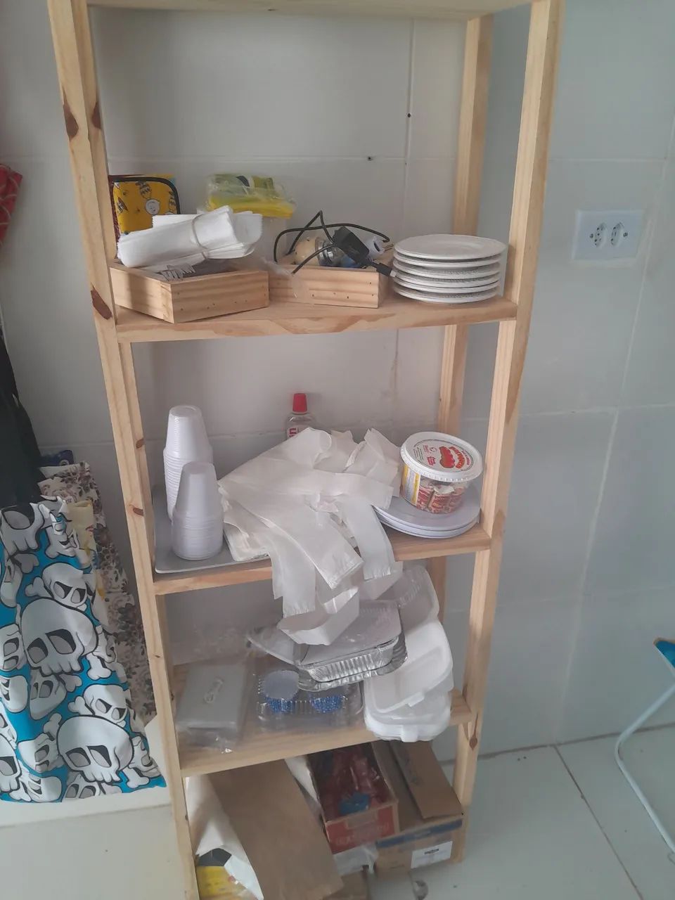 Estantes em madeira novissimas