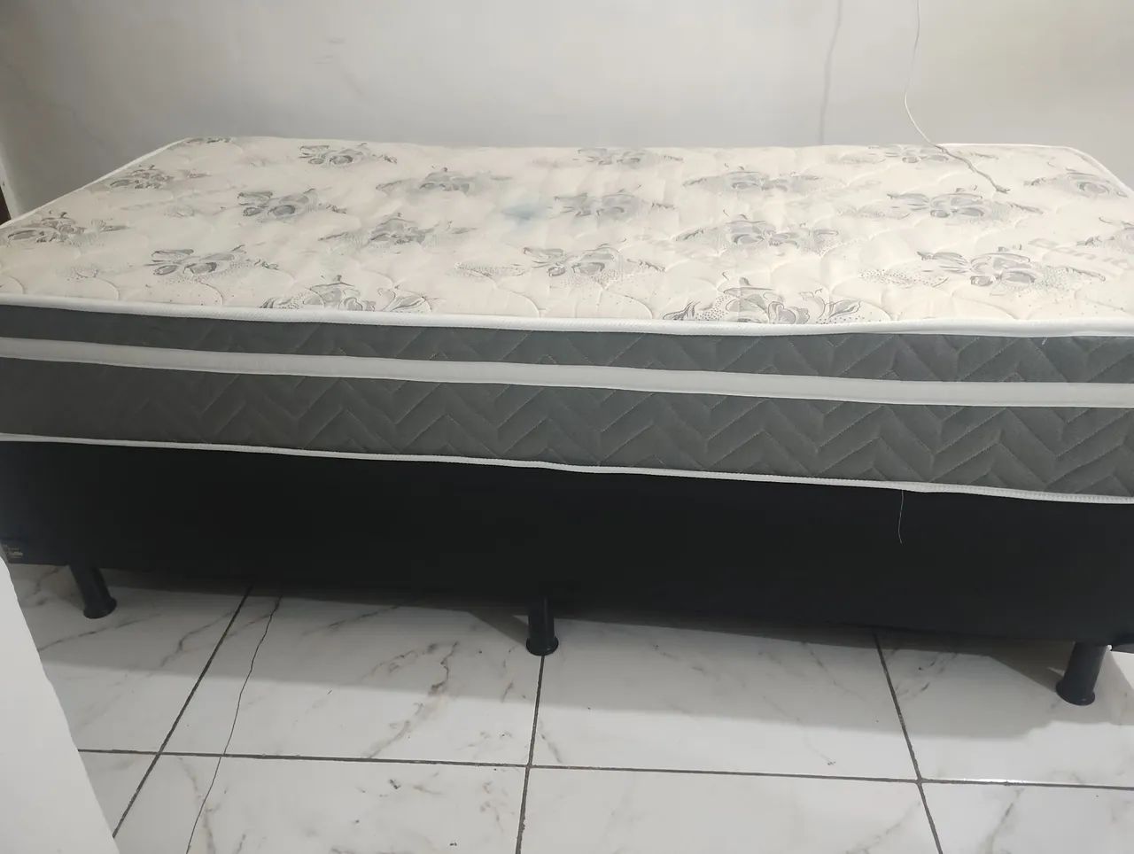 Vendo cama box solteiro 