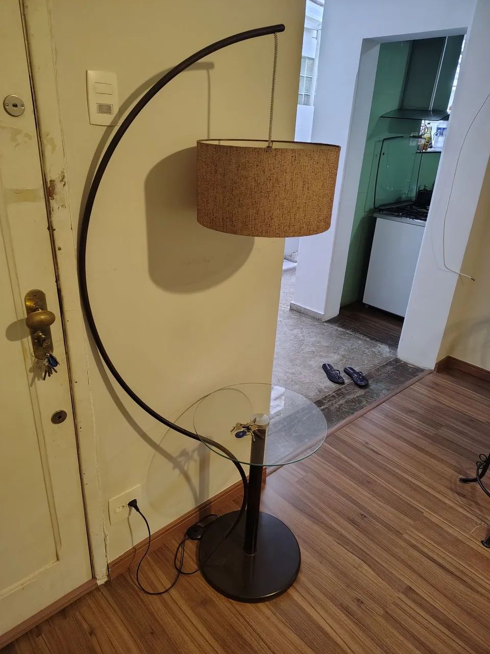 Luminária de piso em arco
