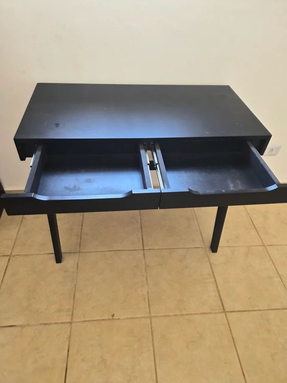 DESAPEGO - Mesa com 2 gavetas