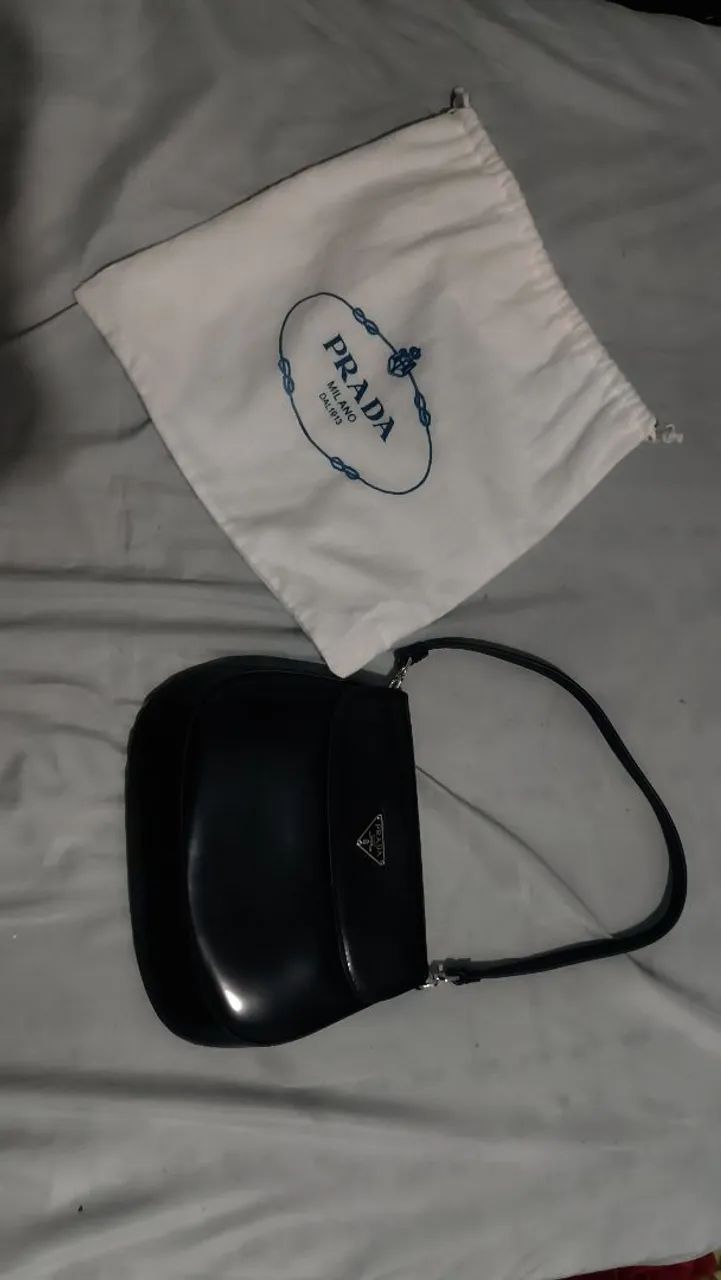 Bolsa Prada Cleo Satinada Preta com Cristais Appliqué - Luxo e Sofisticação - Foto 3