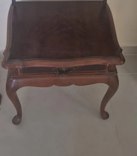 Mesa de cabeçeira de madeira