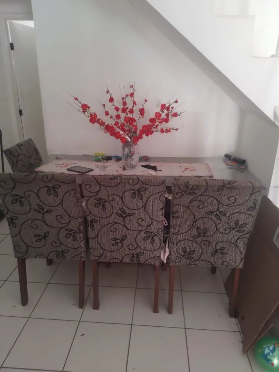 Mesa com 4 cadeiras 