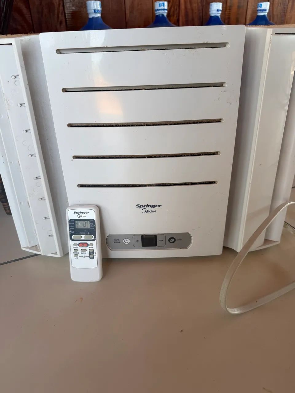 Ar condicionado de janela 10 mil Btu com controle remoto 