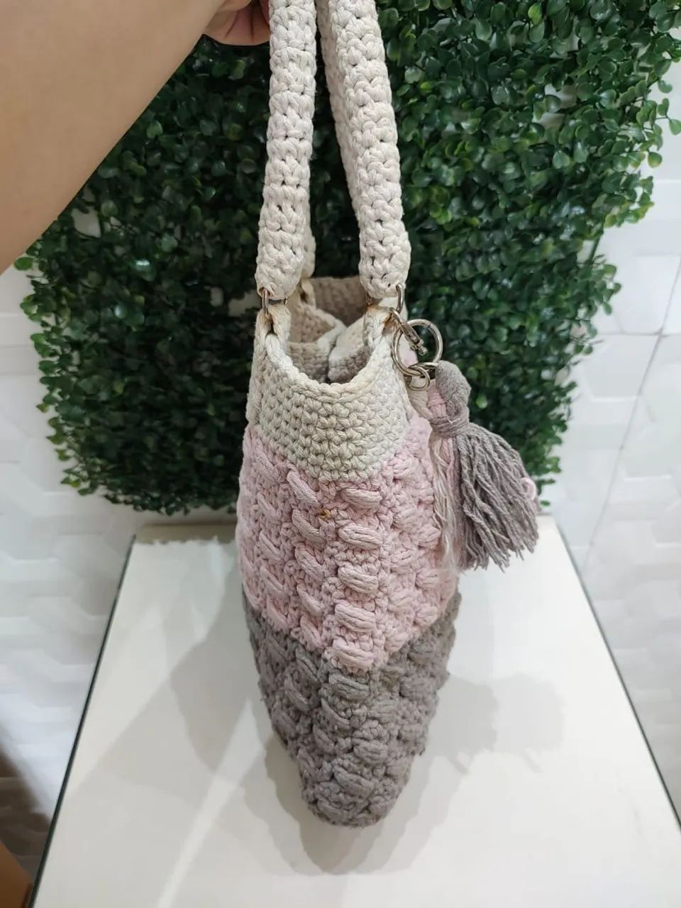 Bolsa ombro tote saco tricô napolitano creme rosa marrom chaveiro artesanal sacola - Foto 2