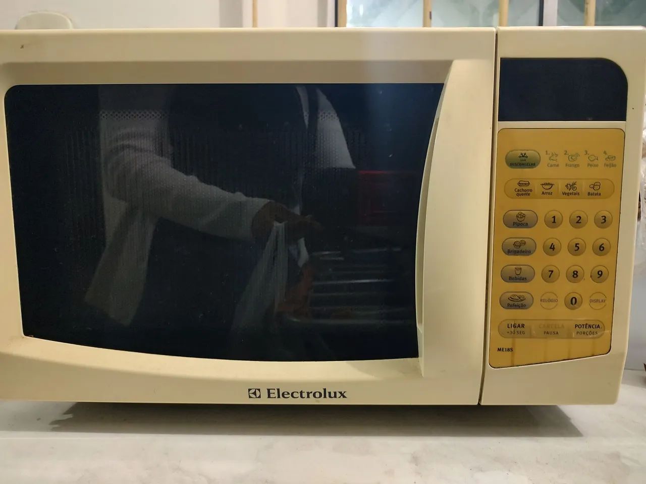 Microondas Eletrolux 17L- com defeito