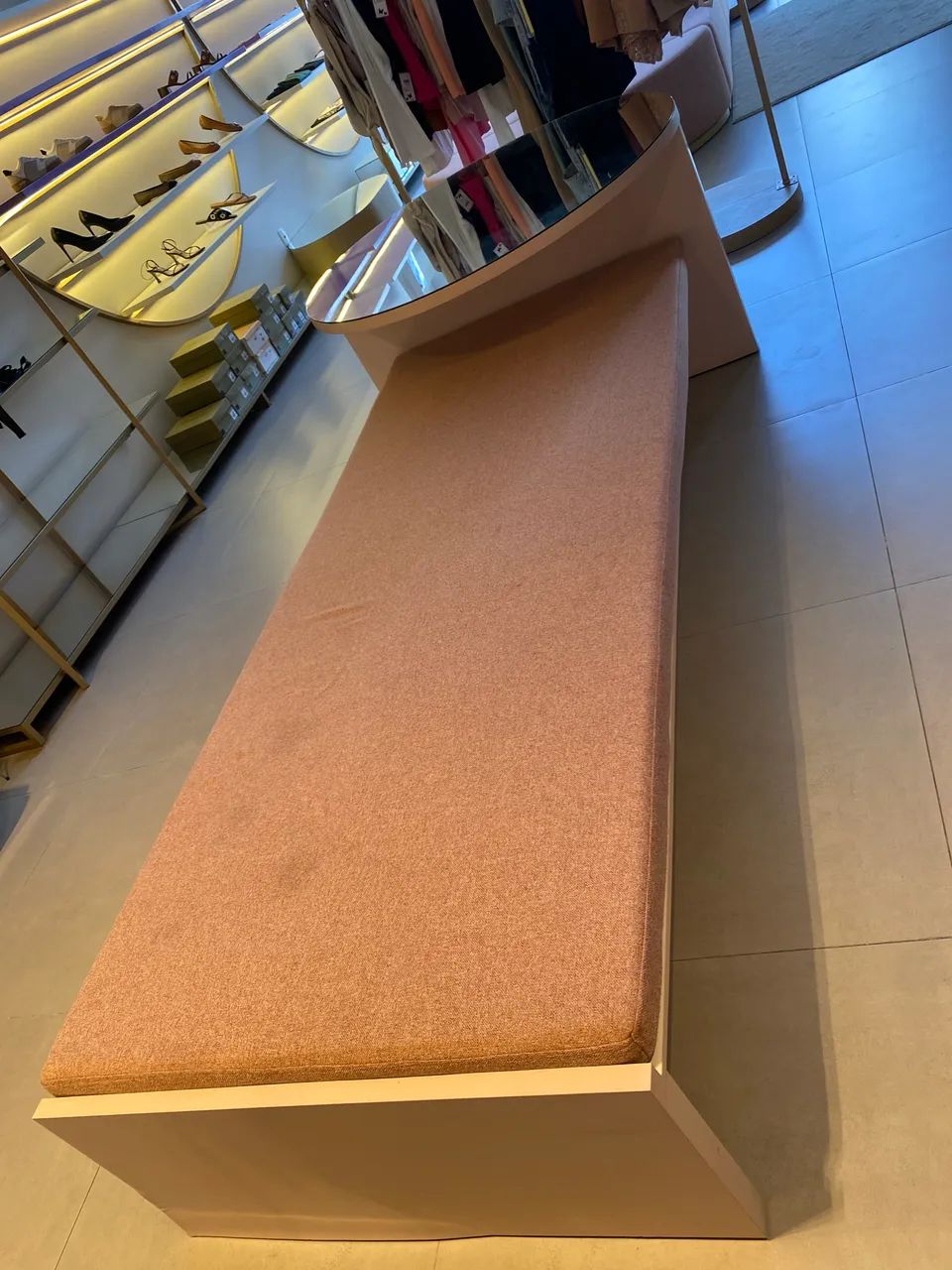 Sofá com mesa de apoio espelhada  - Foto 3