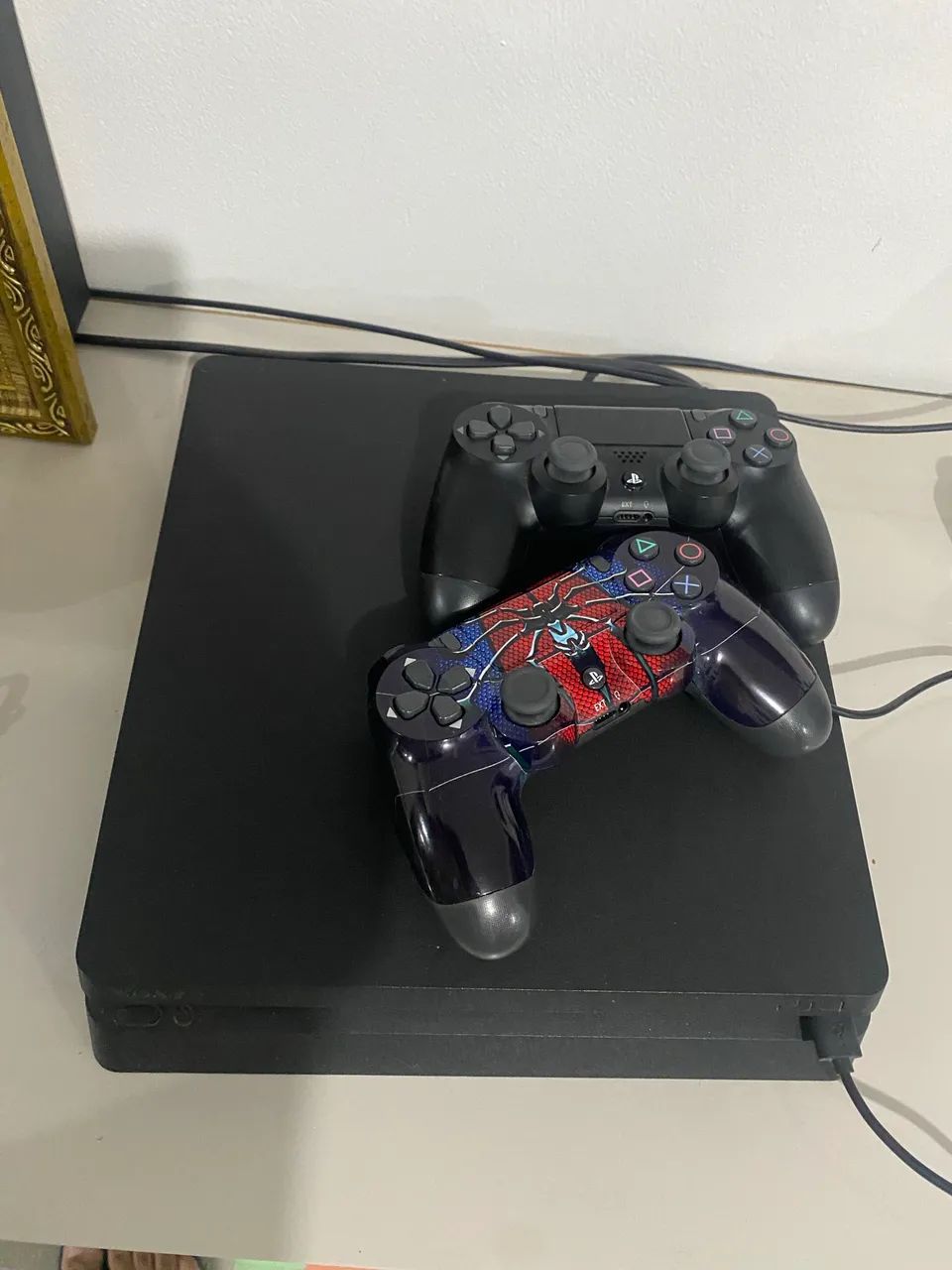 PS4 Slim 1TB + 2 Controles