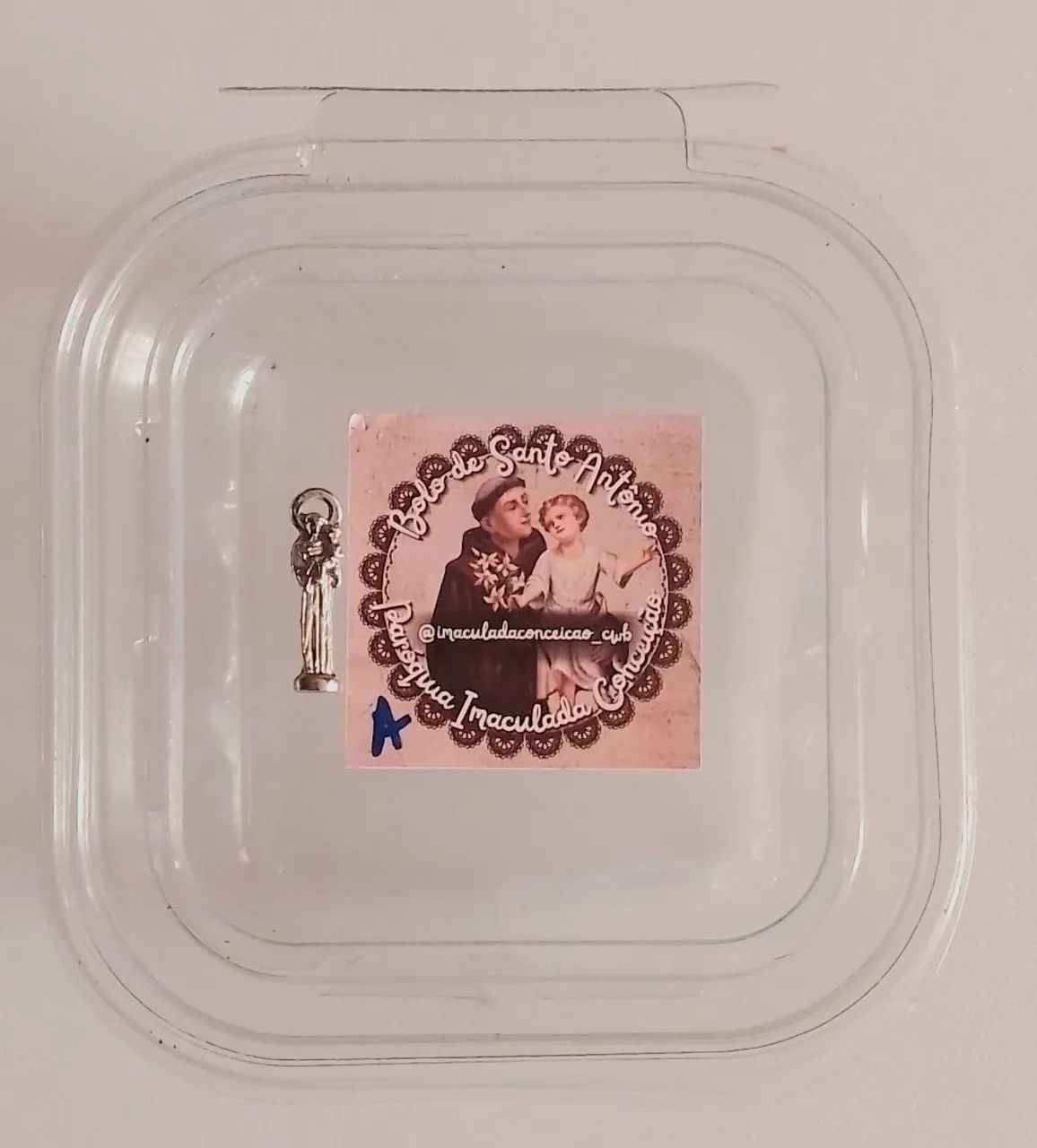 Vendo UM Santo Antônio Casamenteiro, com embalagem do bolo. - Foto 2