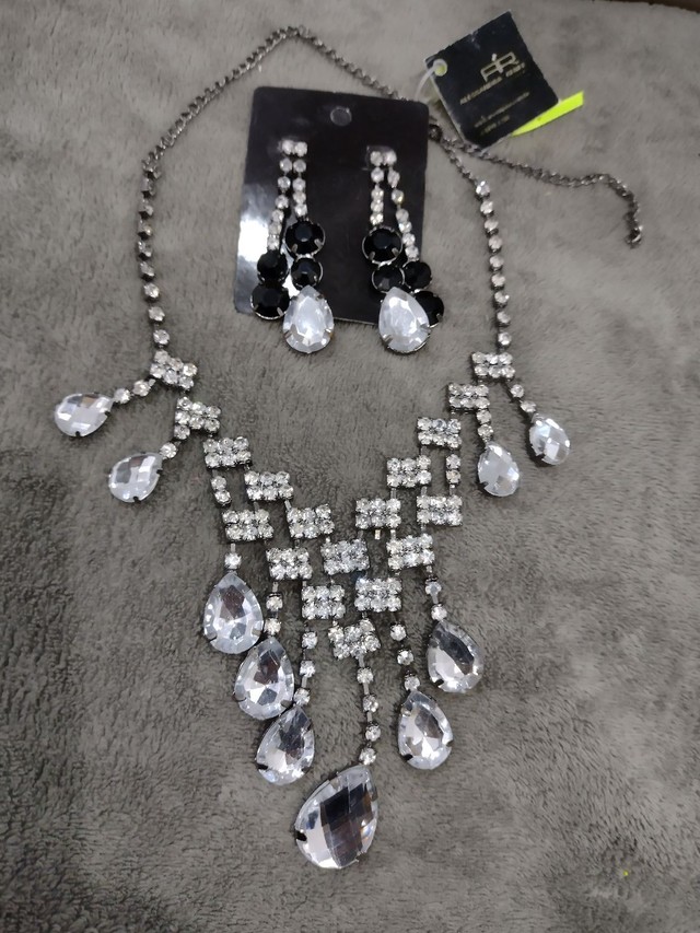 Conjunto colar e brincos 