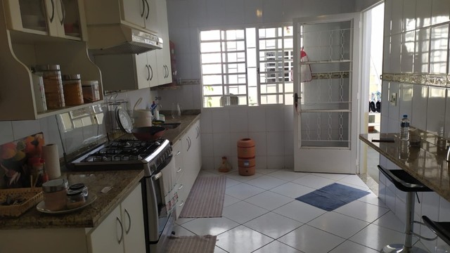 EXCELENTE CASA 04 QUARTOS COM 02 SUITES. - Foto 5