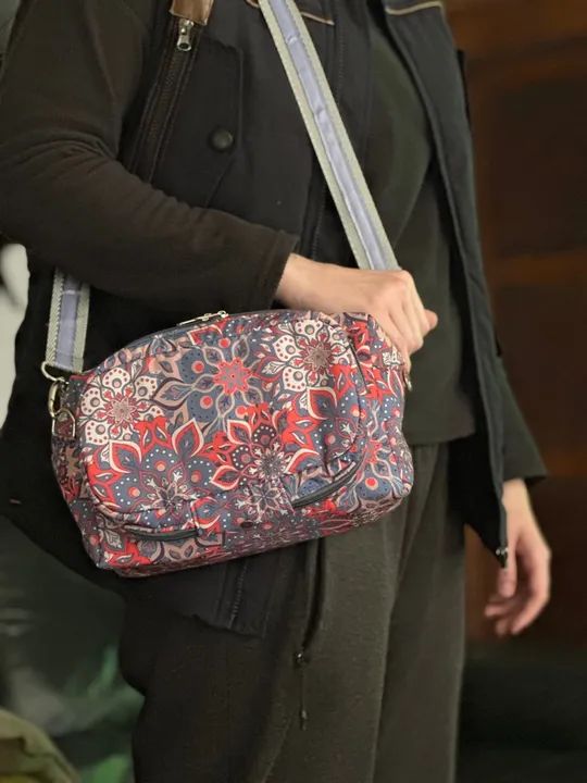 Bolsa média com estojo acoplado mandala vermelha com azul - Foto 6