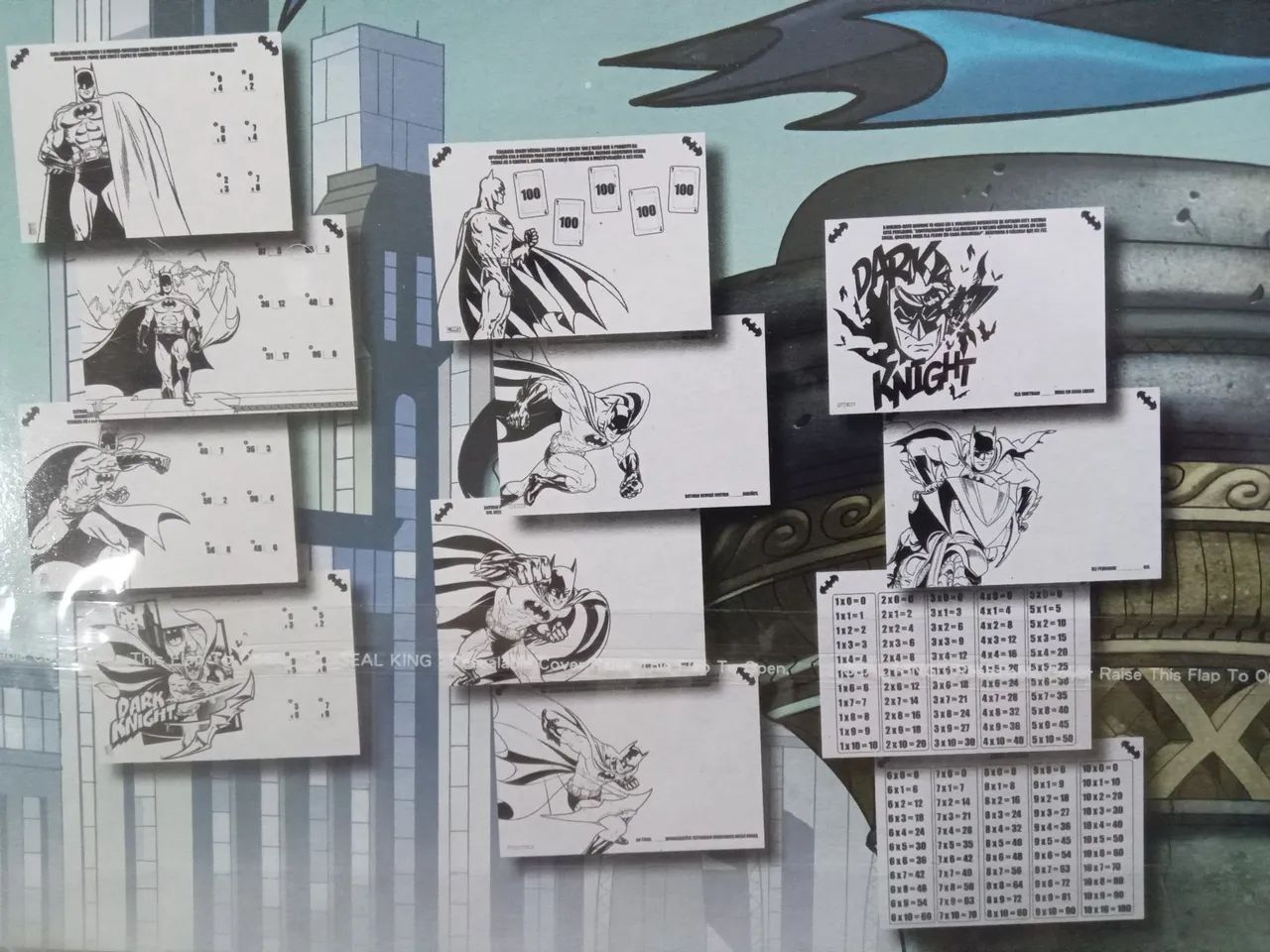 Prancheta com ilustrações e tabela de matemática do Batman  - Foto 3