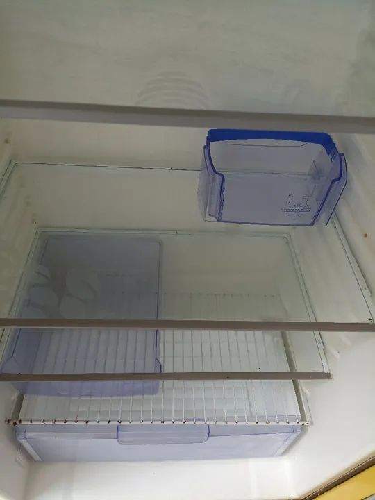 Geladeira amarela com adesivos - Foto 5