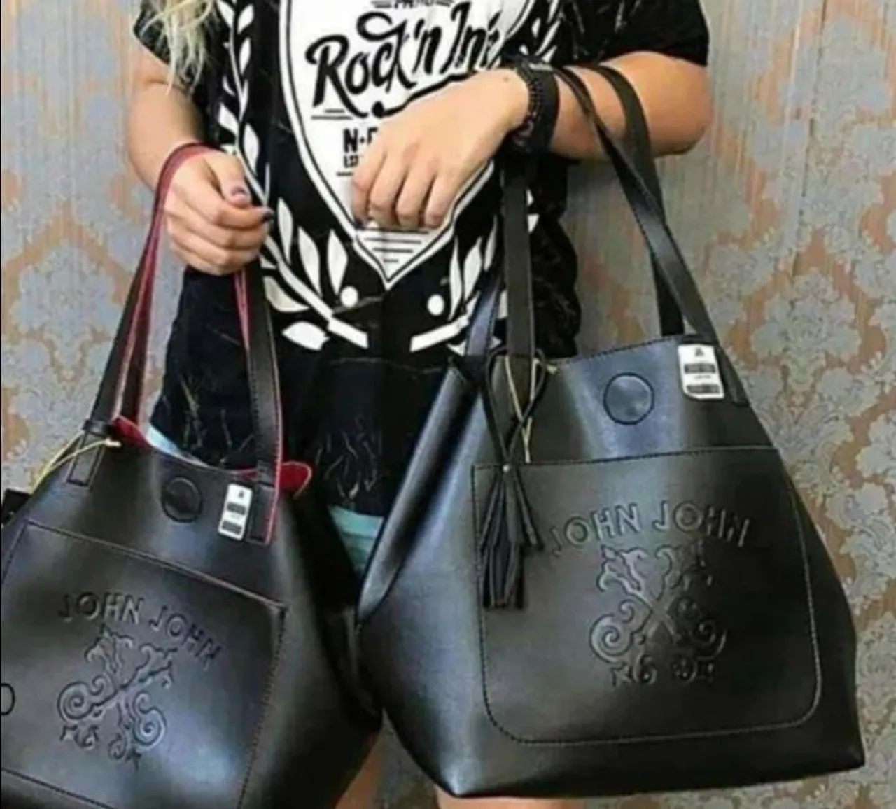 Duas bolsas com carteira