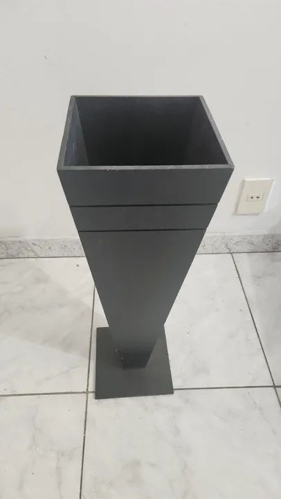 Vaso em MDF preto, com flores artificiais - Foto 2
