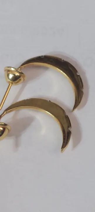 Brinco em ouro amarelo modelo meia lua com brilhantes vivara  - Foto 2
