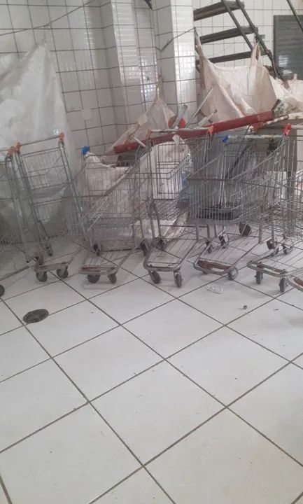 8 Carrinhos oferta  320.00 compras em ótimo estado - Foto 4
