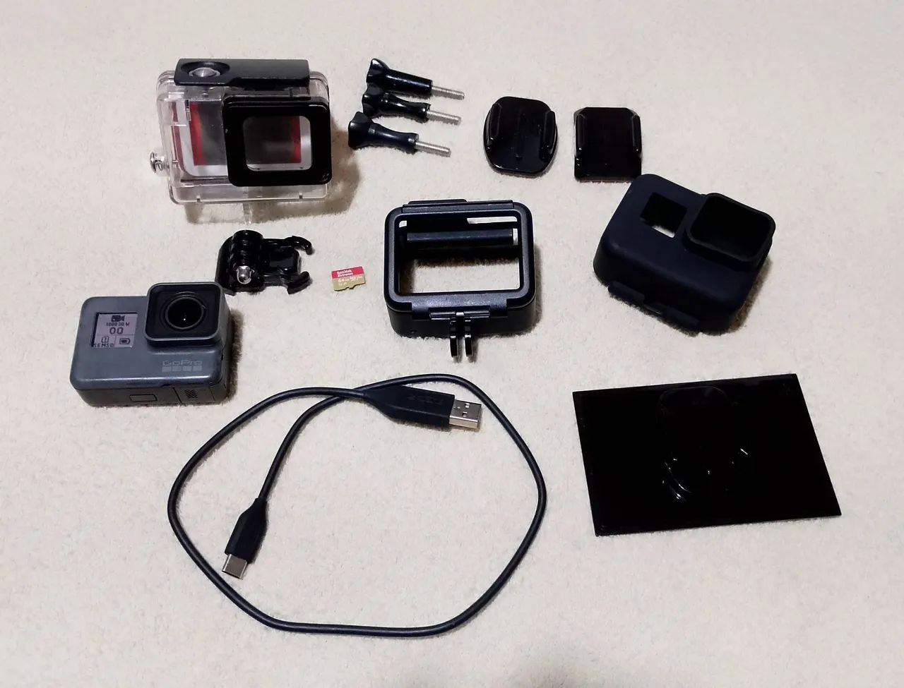 Gopro Hero 5 Black with Accessories in Excellent Condition + 64 GB SanDisk Memory Card64318752494465124