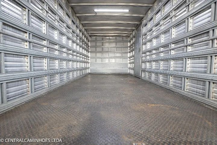 Ford Cargo 816 S ano 2013 com Bau Facchini de 5.40m - Foto 5