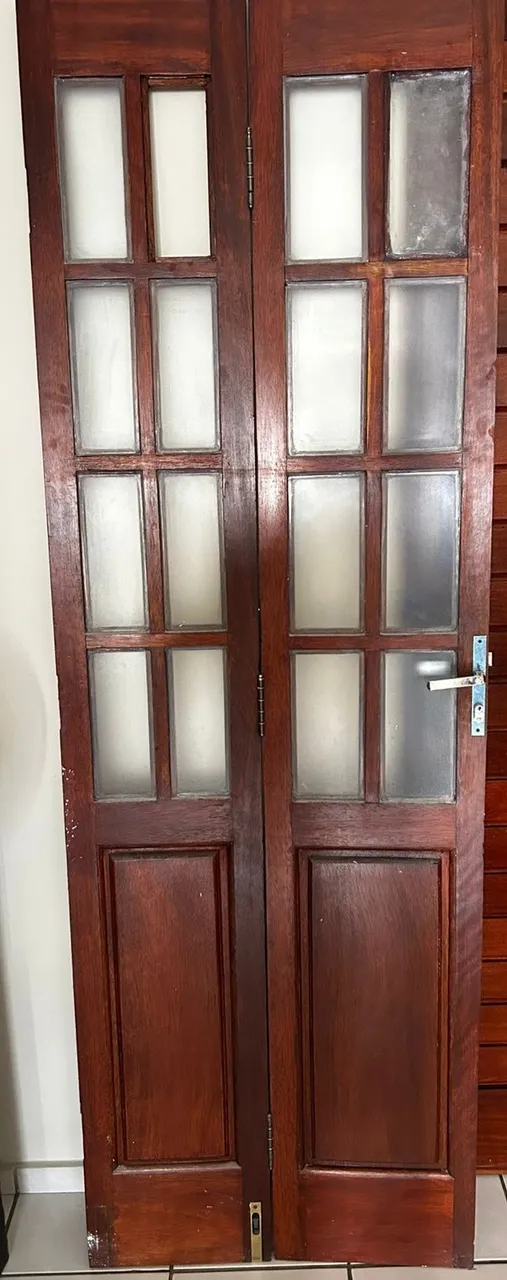 Vende-se porta de madeira maciça - estilo colonial