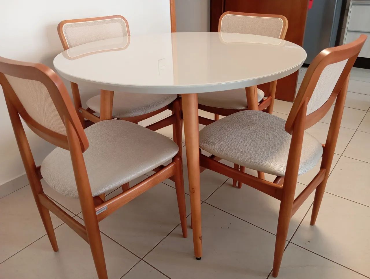 Mesa na laka e com cadeiras super resistente de madeira maciça  - Foto 3