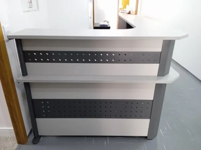 Balcão p/ recepção em MDF Cinza 110 cm x 220 cm x 140 cm - Foto 2