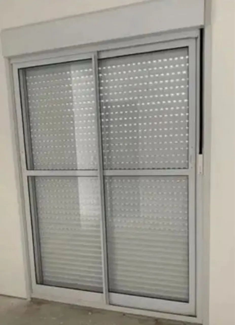 Porta com persiana automática 