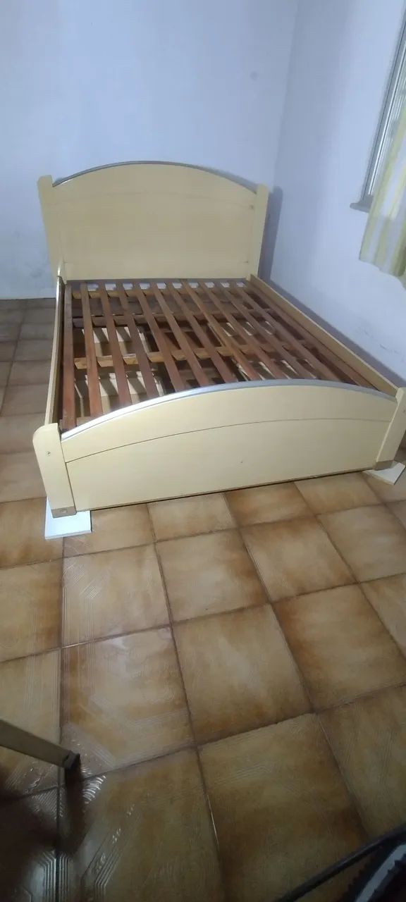 Cama de casal usada em MDF
