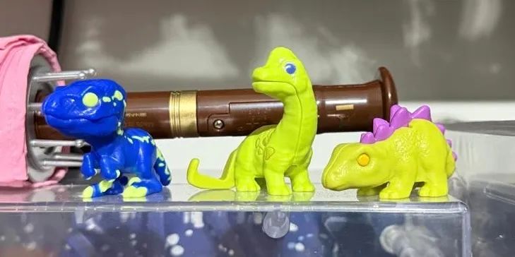 Kit com 3 dinossauros Kinder Joy Jurassic Park