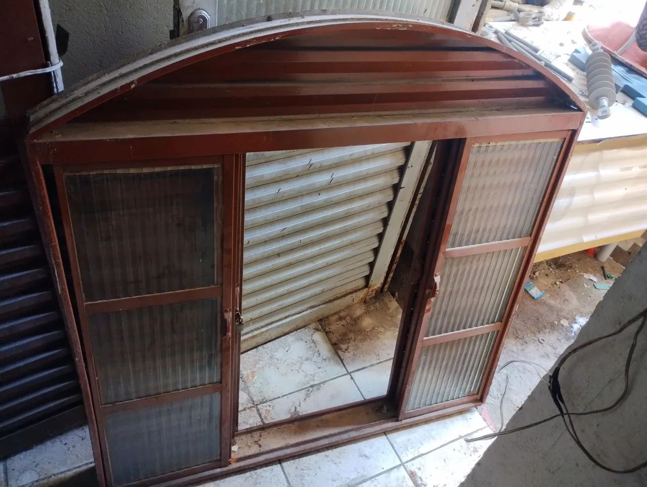 Janela de aço com vidro canelado
