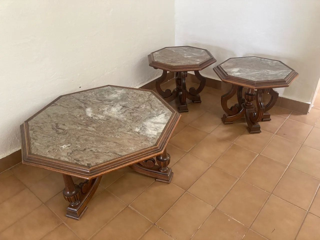 Mesa de Centro Octogonal em Mármore Italiano e Cerejeira + 2 Mesas Laterais | Década de 80 - Foto 2