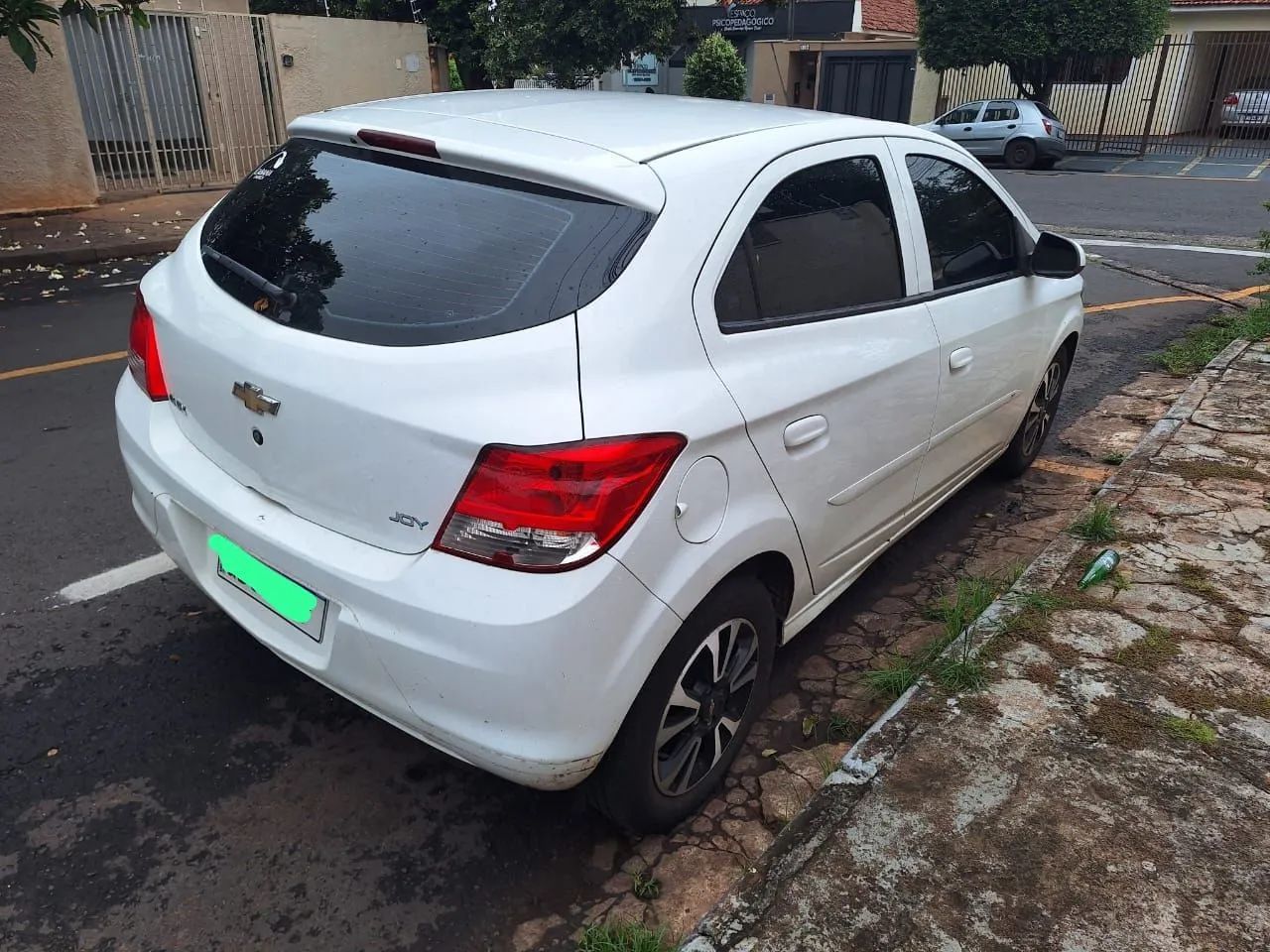 Vende-se Onix Joy 2016/2018 - Branco - $ 48.900,00 - Foto 3