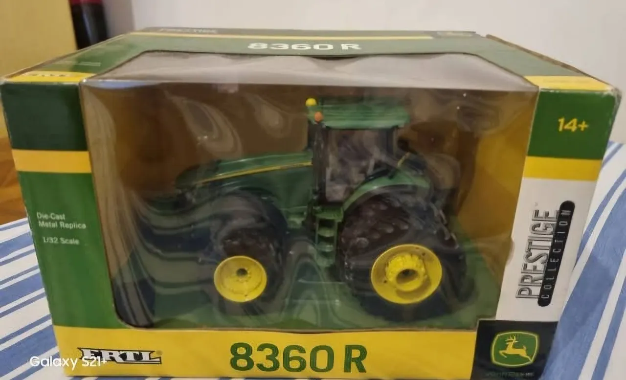 Miniatura trator john deere 8360R escala 1:32