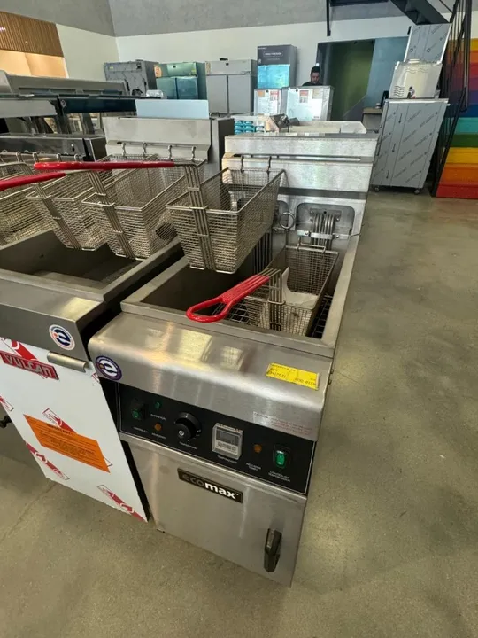 Fritadeira Elétrica 28L de óleo 30 Kg batata (pré-frita congelada) por hora