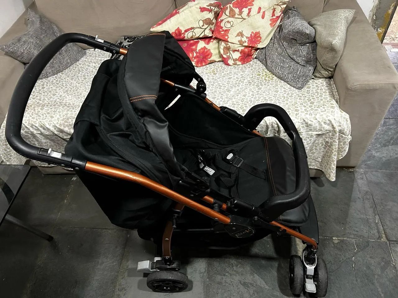 Carrinho de bebê com bebê conforto 2 em 1 burigotto travel - Preto com cobre - Foto 2