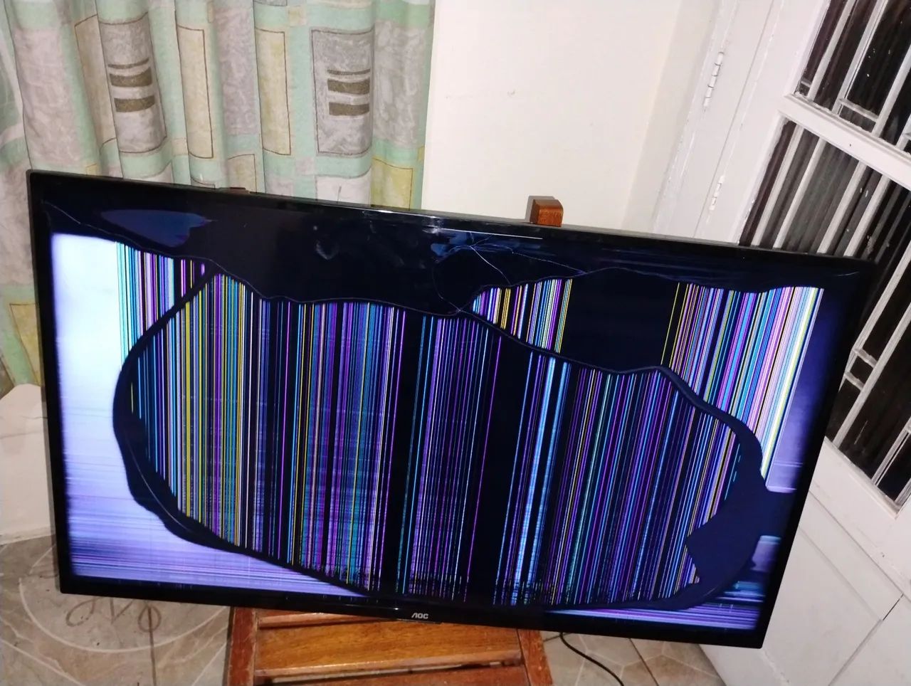 TV AOC LED SMart 43 polegadas Modelo LE43S5977 com tela trincada funcionando 