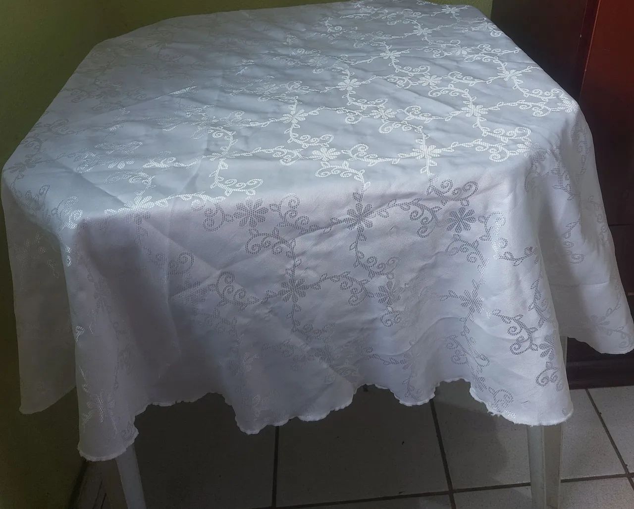 Toalha de Mesa Branca com Detalhes em Renda - Foto 4