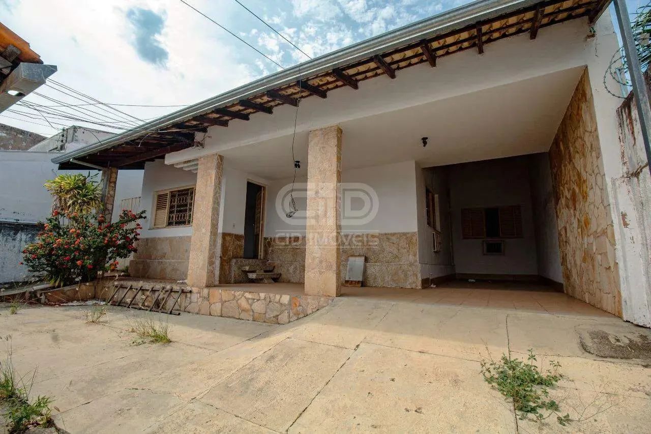 Casa com três quartos e salas comerciais no bairro Jardim Cuiabá