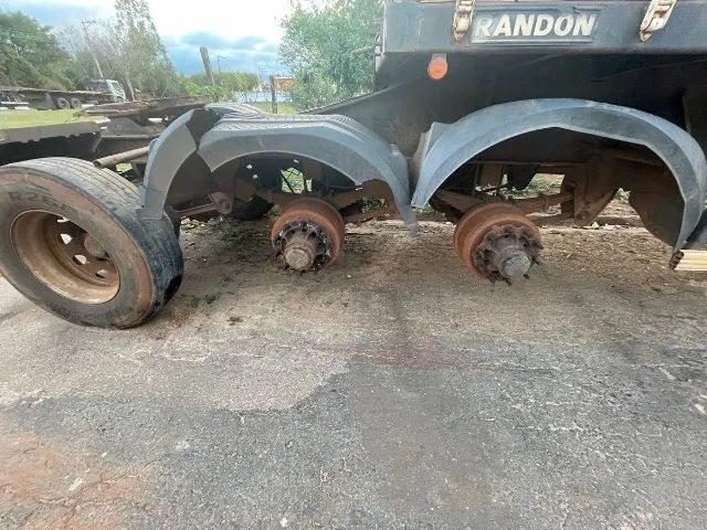 VENDO 3 EIXOS DE CARRETA À DISCO RANDON COMPLETOS COM MOLAS, RODAS E 2 SUSPENSORES - Foto 3